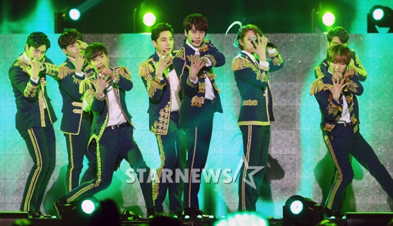 Gambar Foto Super Junior Saat Tampil Nyanyikan Lagu 'MAMACITA'