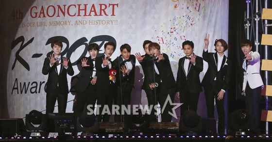 Gambar Foto Super Junior Raih Piala Weibo K-Pop Star Award