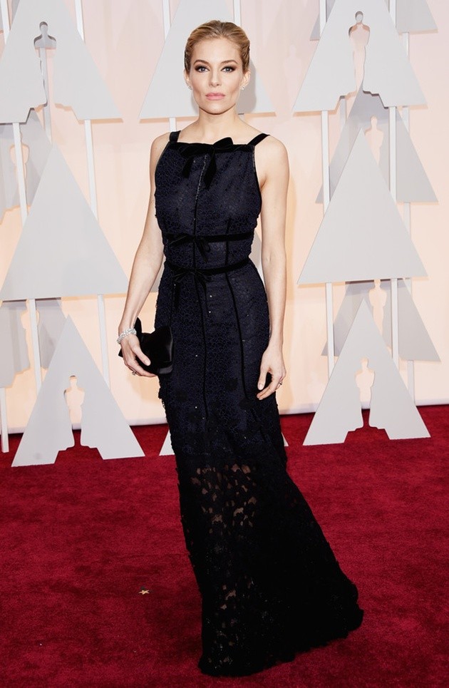 Gambar Foto Sienna Miller Kenakan Gaun Oscar de la Renta di Red Carpet Oscar 2015