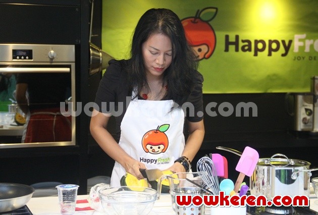 Gambar Foto Dewi Lestari di Peluncuran Aplikasi Happy Fresh