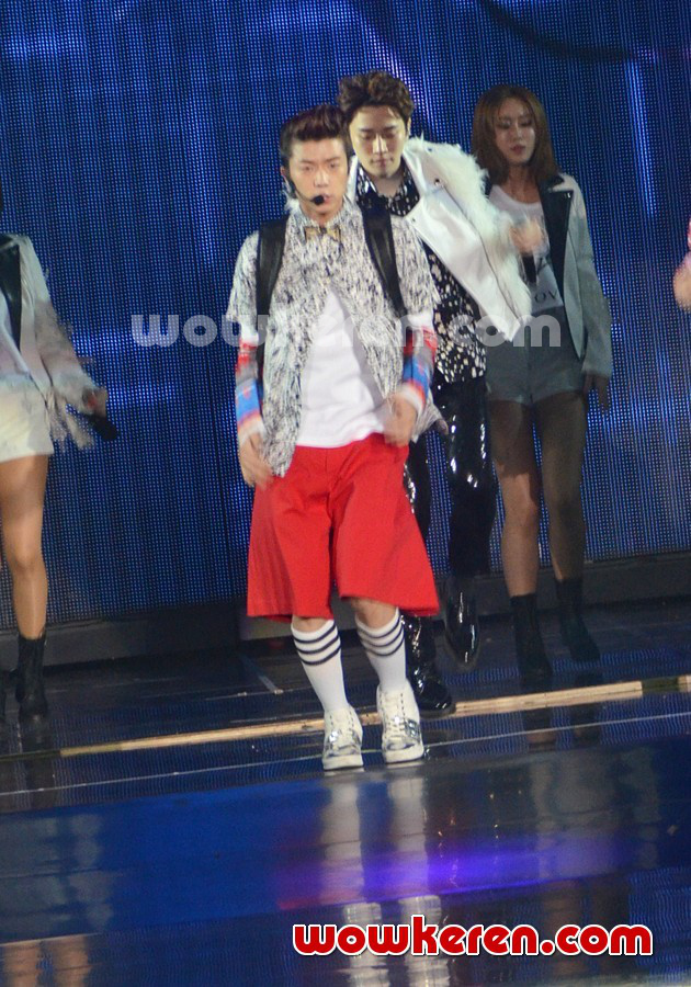 Gambar Foto Wooyoung 2PM di Konser 'Go Crazy' Jakarta