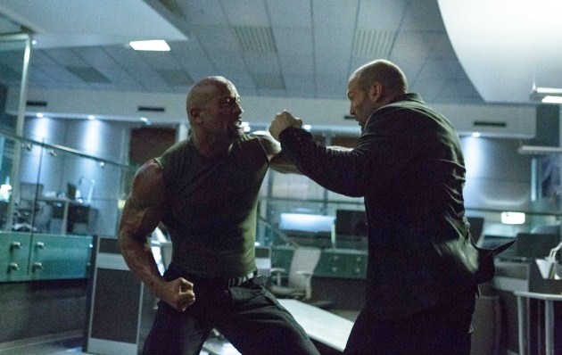 Gambar Foto Dwayne Johnson Saat Bertarung Melawan Jason Statham di Film 'Furious 7'