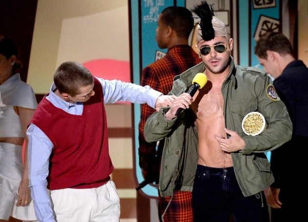 Gambar Foto Dave Franco dan Zac Efron di MTV Movie Awards 2015