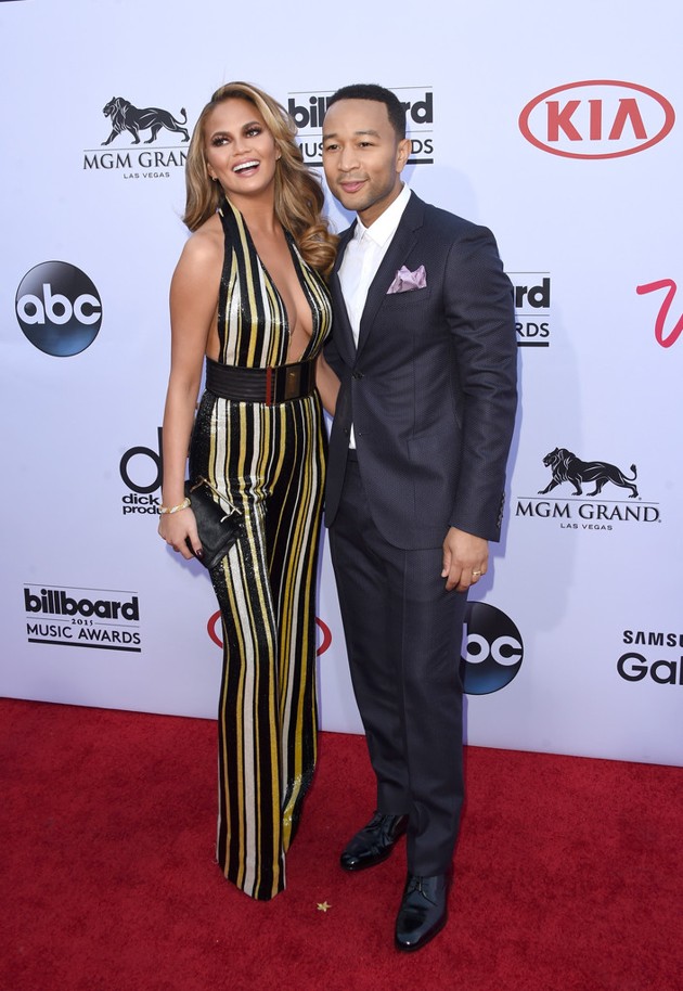 Gambar Foto Chrissy Teigen dan John Legend di Red Carpet Billboard Music Awards 2015