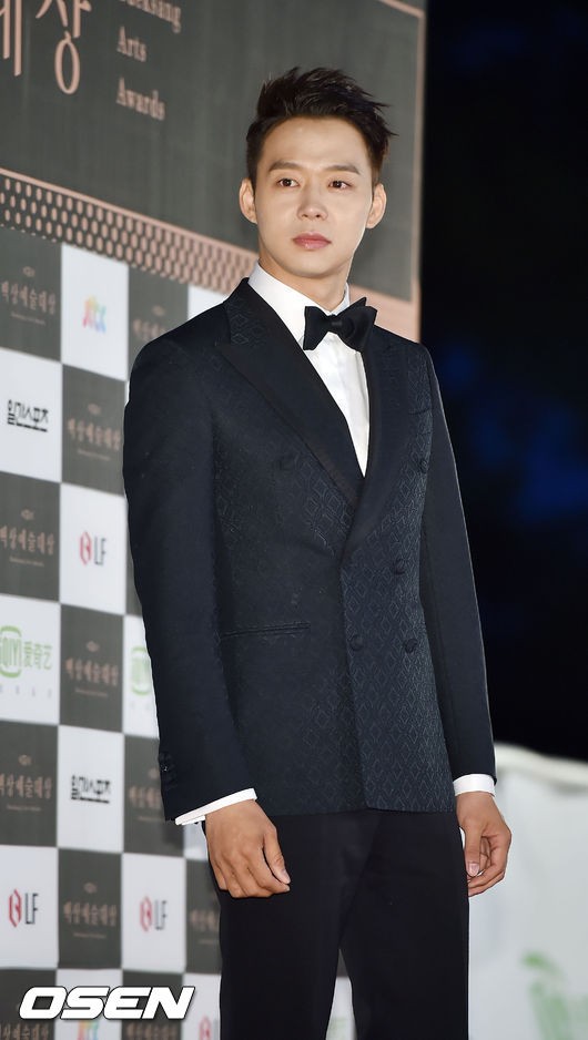 Gambar Foto Yoochun JYJ di Red Carpet Baeksang Arts Awards 2015