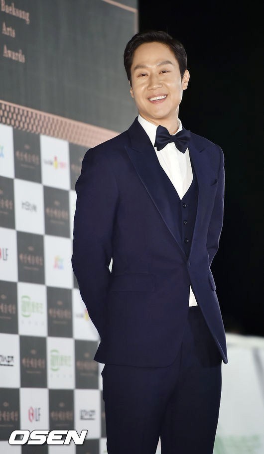 Gambar Foto Jung Woo di Red Carpet Baeksang Arts Awards 2015