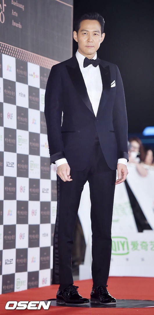 Gambar Foto Lee Jung Jae di Red Carpet Baeksang Arts Awards 2015