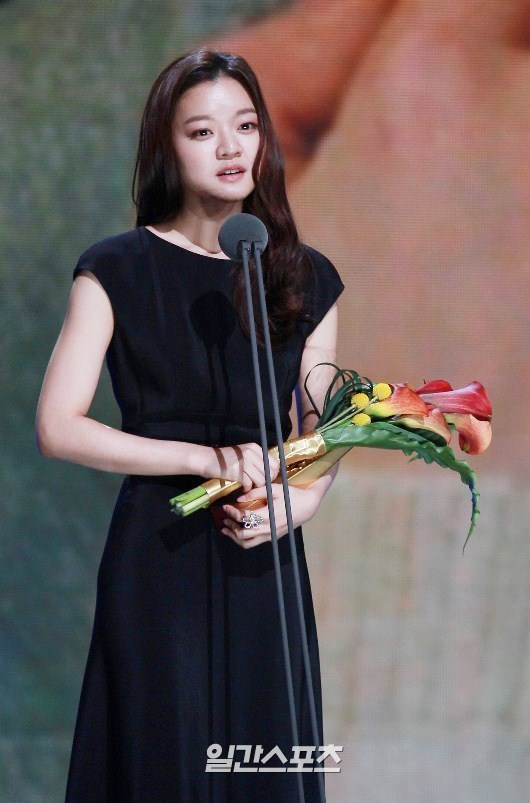 Gambar Foto Go Ah Sung Raih Piala Best New Actress
