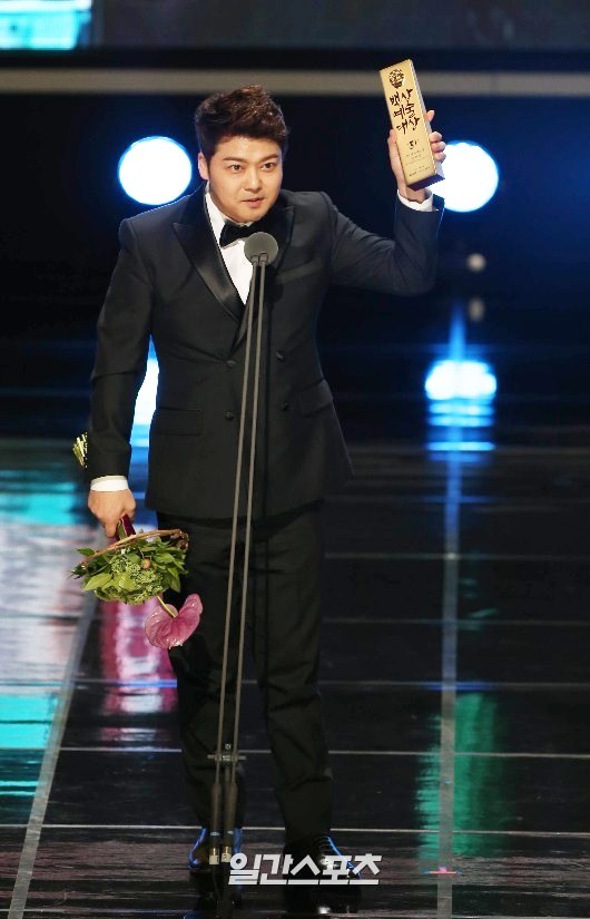 Gambar Foto Jun Hyun Moo Raih Piala Best Variety Star (Male)