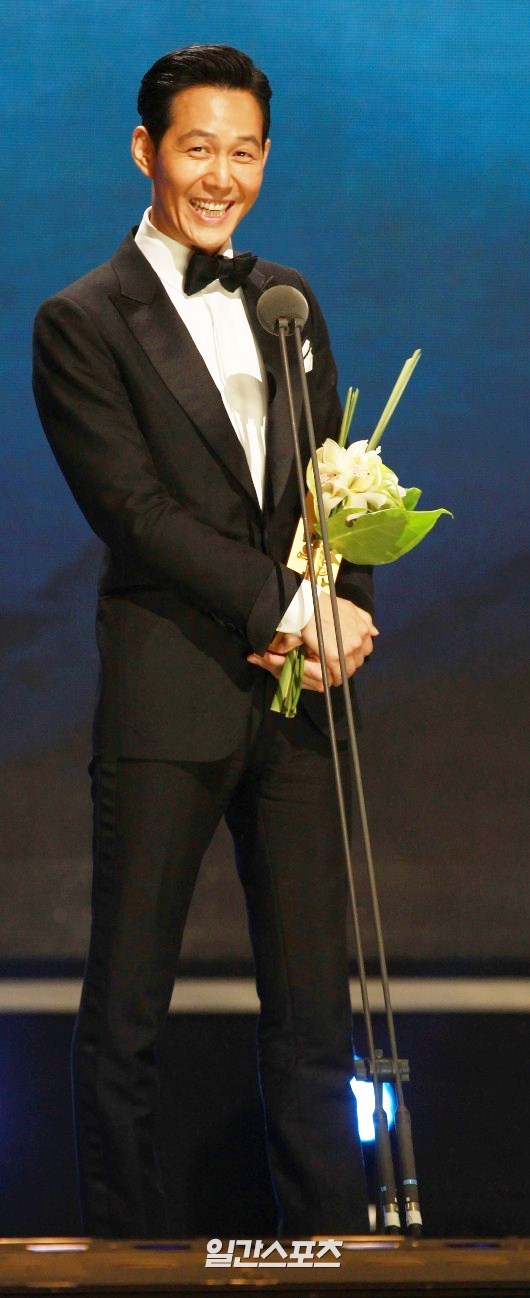 Gambar Foto Lee Jung Jae Raih Piala InStyle Award