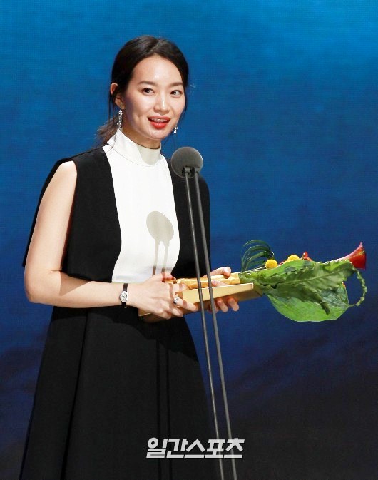 Gambar Foto Shin Min A Raih Piala InStyle Award