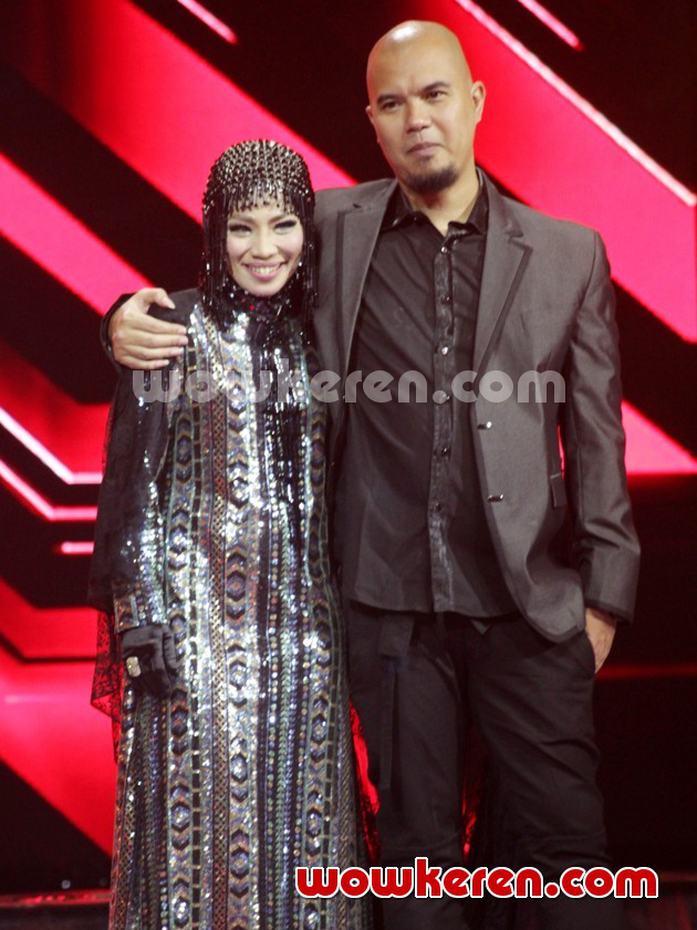 Gambar Foto Ahmad Dhani dan Desy Natalia di Gala Show X-Factor Indonesia