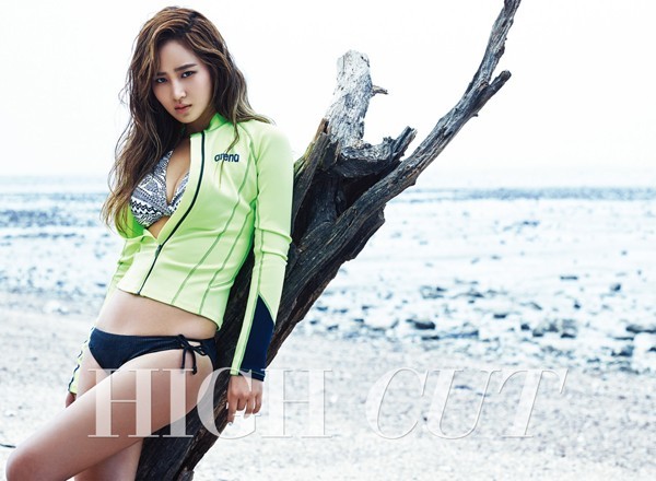 Gambar Foto Kwon Yuri Girls' Generation di Majalah High Cut Vol.153