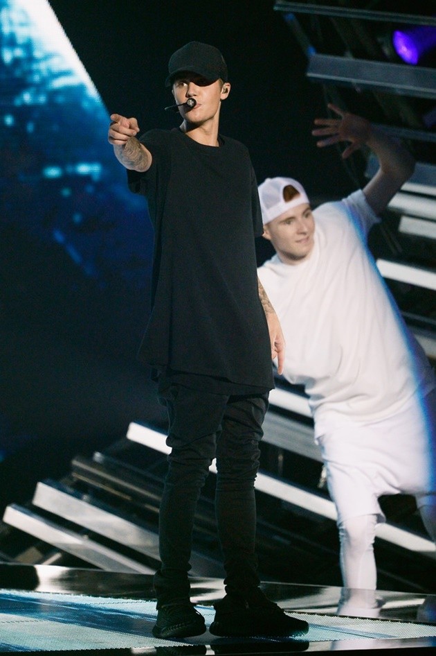 Gambar Foto Penampilan Justin Bieber di MTV Video Music Awards 2015