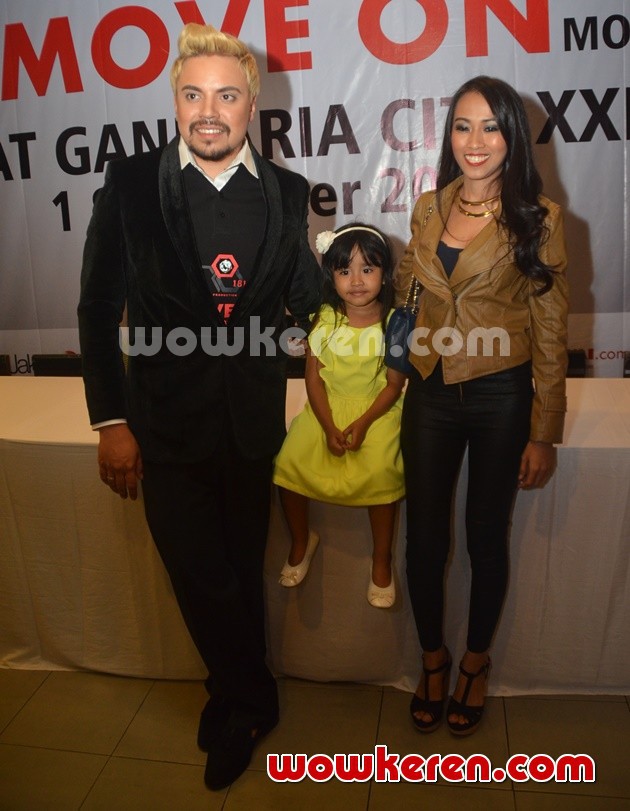 Gambar Foto Sam Brodie Bersama Istri dan Anak di Gala Premier Film