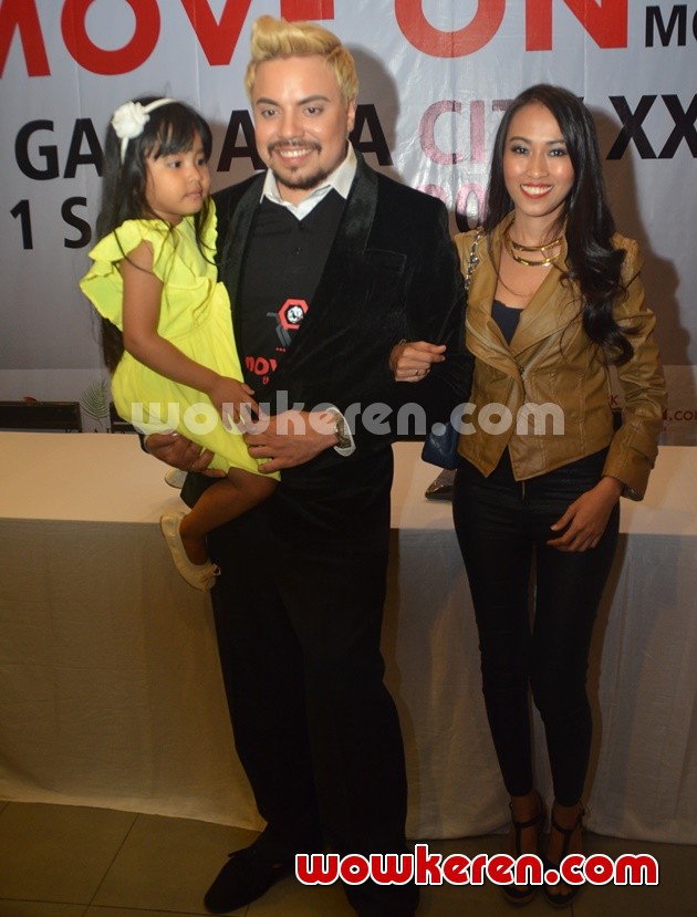 Gambar Foto Sam Brodie Bersama Istri dan Anak di Gala Premier Film