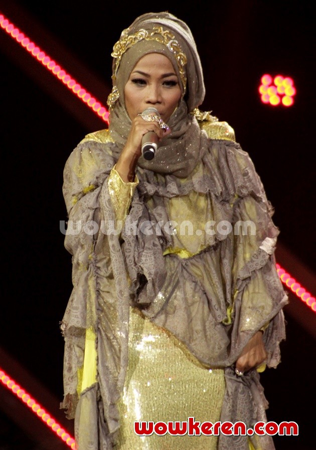 Gambar Foto Desy Natalia di Malam Final X Factor Indonesia Season 2
