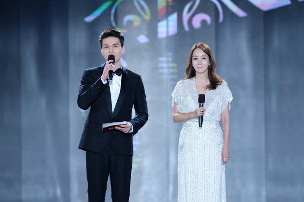 Gambar Foto Lee Dong Wook Kim Jung Eun Sebagai MC Seoul International Drama Awards 2015