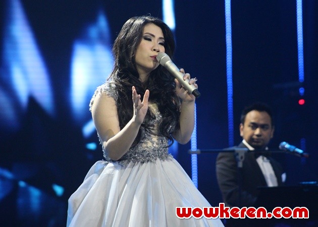 Gambar Foto Clarisa Dewi di Result Show Grand Final X Factor Indonesia Season 2