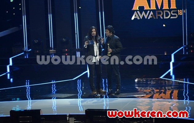Gambar Foto Virzha dan Ikang Fawzi Bacakan Nominasi Duo/Grup Rock Terbaik