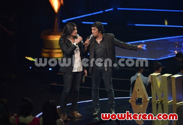 Gambar Foto Virzha dan Ikang Fawzi Bacakan Nominasi Duo/Grup Rock Terbaik