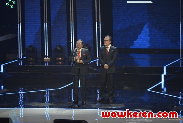 Gambar Foto Bob Tutupoli Raih Penghargaan AMI Legend Awards