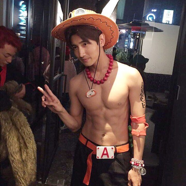 Gambar Foto Changmin TVXQ Hadir Topless Sebagai Ace dari 'One Piece'