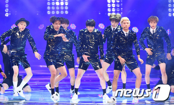 Gambar Foto Bangtan Boys Nyanyikan Lagu 'I Need U' di Melon Music Awards 2015