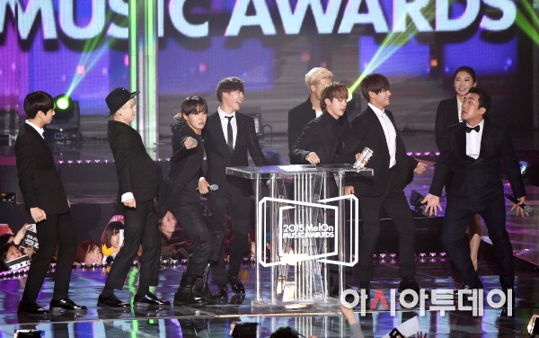 Gambar Foto BTS dan Lee Sanghun Berjoget Bersama di MelOn Music Awards 2015