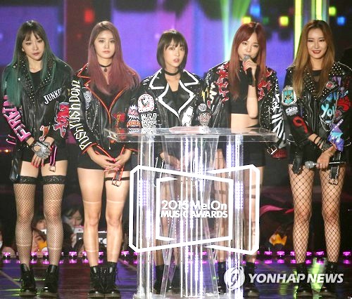 Gambar Foto EXID Raih Piala MBC Music Star Award