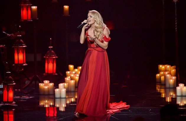 Gambar Foto Carrie Underwood Bawakan Lagu 'Heartbeat'