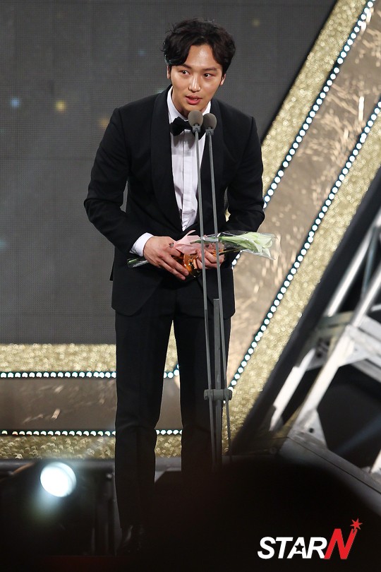 Gambar Foto Byun Yo Han Raih Piala Best New Actor