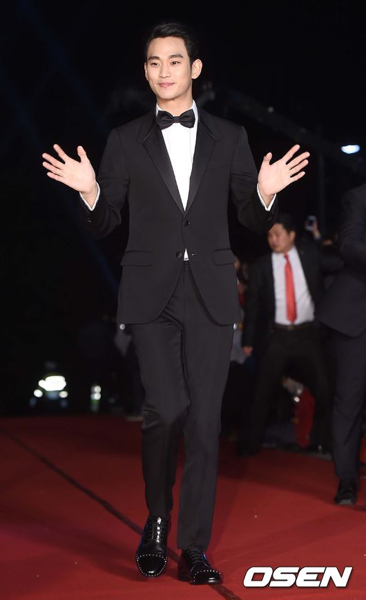 Gambar Foto Kim Soo Hyun di Red Carpet APAN Star Awards