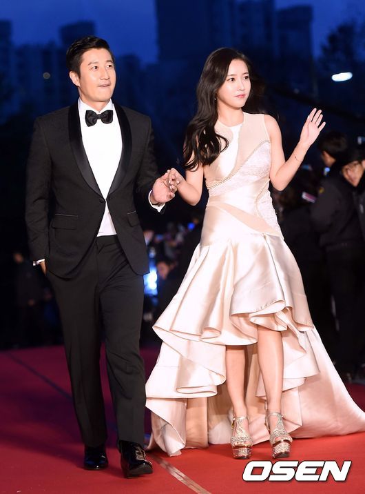 Gambar Foto Lee Hoon dan Soyeon T-Ara di Red Carpet APAN Star Awards