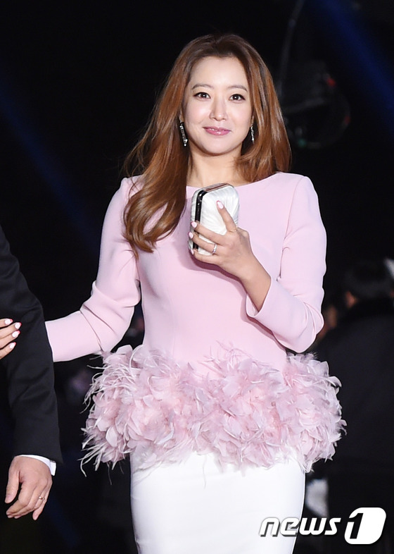 Gambar Foto Kim Hee Sun di Red Carpet APAN Star Awards