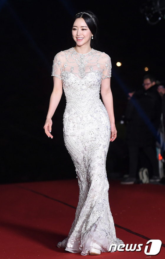 Gambar Foto Hong Soo Ah di Red Carpet APAN Star Awards