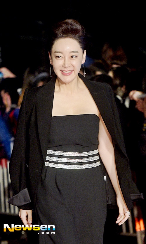 Gambar Foto Kim Hye Eun di Red Carpet APAN Star Awards