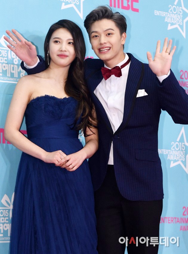 Gambar Foto Joy Red Velvet dan Sungjae BTOB di Red Carpet MBC Entertainment Awards 2015