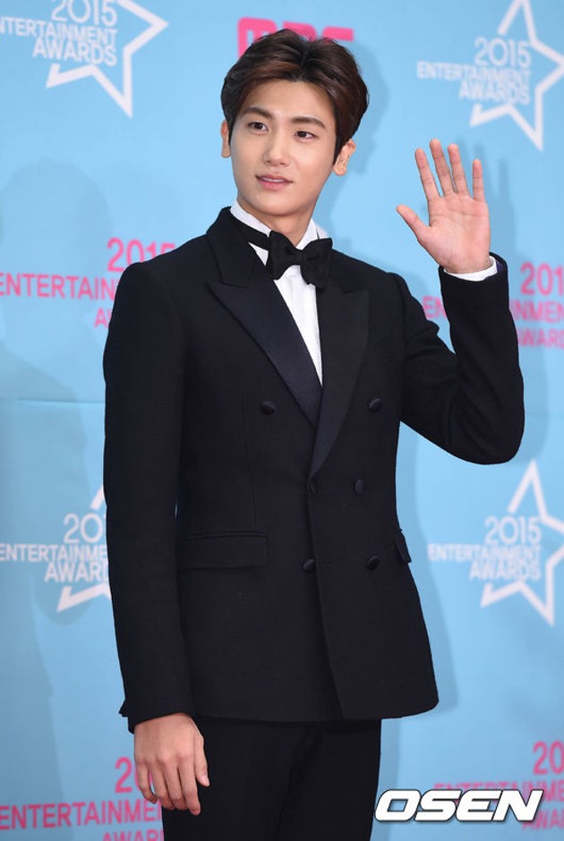 Gambar Foto Hyungsik ZE:A di Red Carpet MBC Entertainment Awards 2015