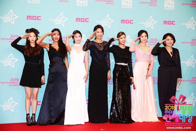 Gambar Foto Member 'Real Man' Edisi Tentara Wanita di Red Carpet MBC Entertainment Awards 2015