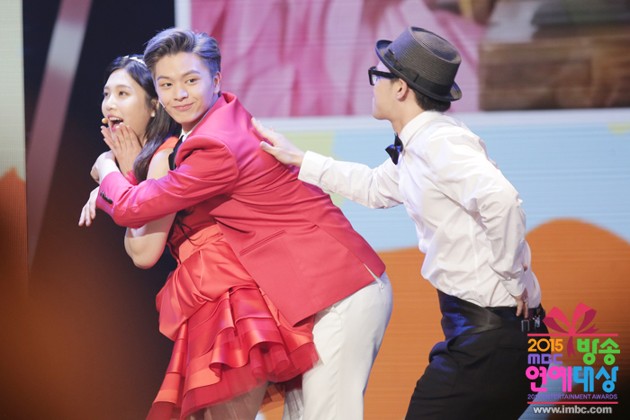 Gambar Foto Penampilan Joy dan Sungjae di MBC Entertainment Awards 2015