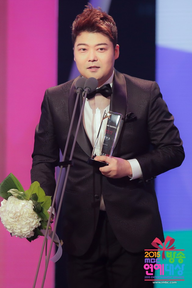 Gambar Foto Jun Hyun Moo Raih Piala High Excellence Award Radio