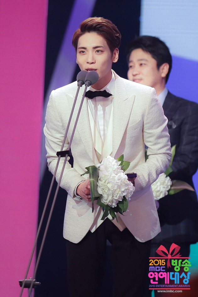 Gambar Foto Jonghyun SHINee Raih Piala Excellence Award Radio