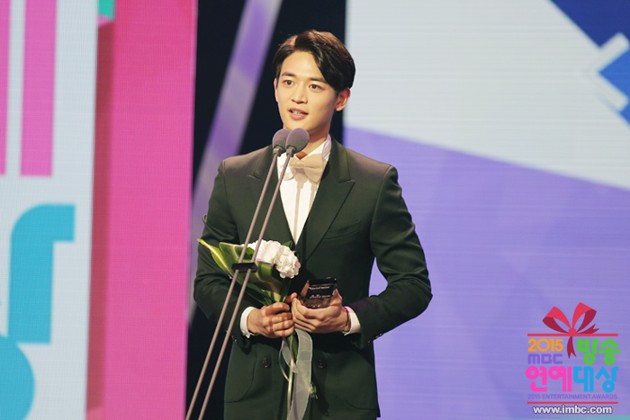 Gambar Foto Minho SHINee Raih Piala Popularity Award Music & Talk Show