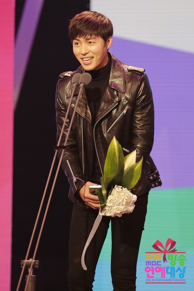 Gambar Foto Oh Min Suk Raih Piala Popularity Award Variety