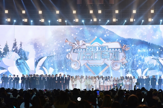 Gambar Foto Seluruh Pengisi Acara Berkumpul di Penutupan KBS Gayo Daechukje 2015