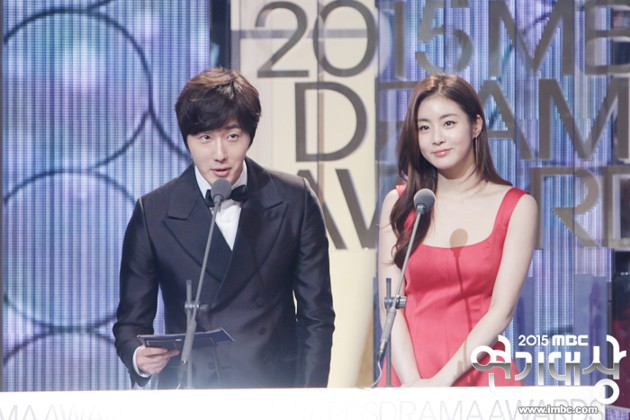 Gambar Foto Jung Il Woo dan Kang Sora di MBC Drama Awards 2015