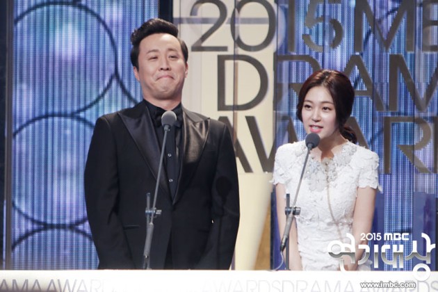 Gambar Foto Jung Jun Ha dan Baek Jin Hee di MBC Drama Awards 2015