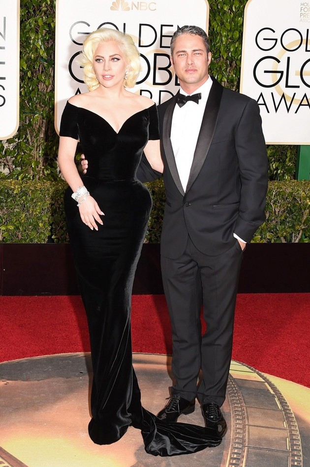 Gambar Foto Lady GaGa dan Taylor Kinney di Red Carpet Golden Globes Awards 2016