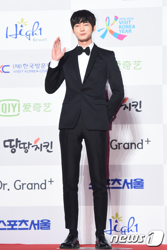 Gambar Foto Lee Won Geun di Red Carpet Seoul Music Awards 2016